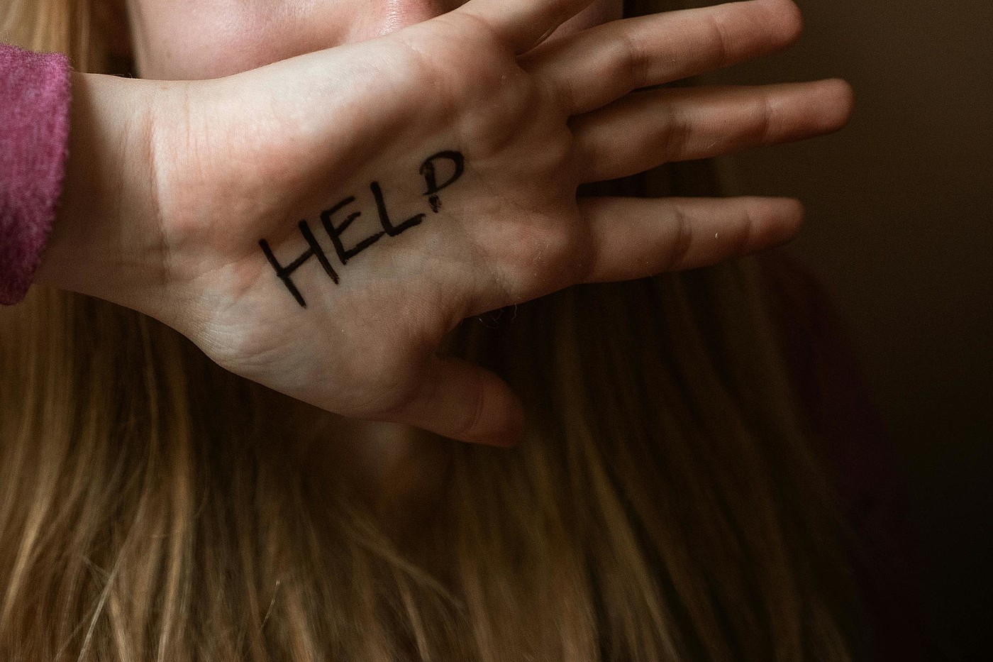 ano di una donna con scritto "Help" sopra